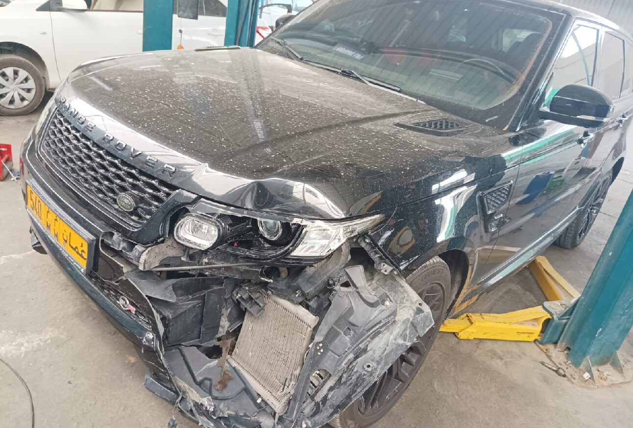 Car body repair shop in Muscat