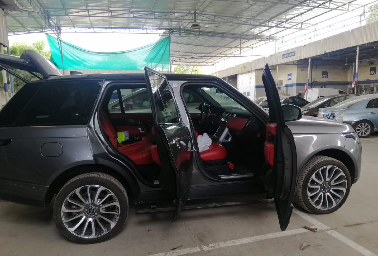 Auto body repair shop in Muscat